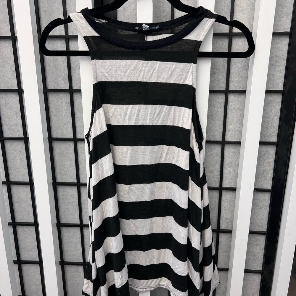 Black and white flowy tank top!